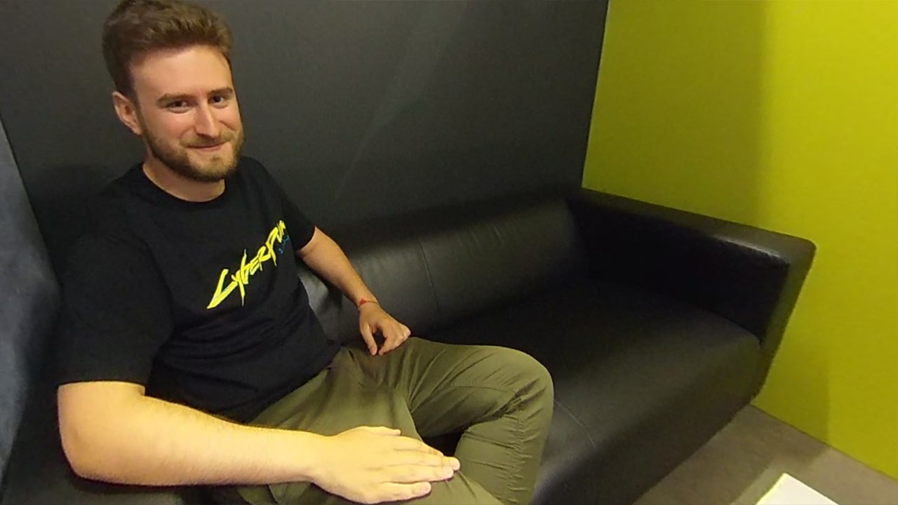 Eines, wenn nicht das Highlight der Gamescom 2018 war das kommende Werk von CD Projekt Red, Cyberpunk 2077. Der zugehörige Stand in Halle 4 der Business Area war derart überlaufen, dass ein Interview schier unmöglich erschien. Wir bekamen dennoch die Chance ein kurzes Gespräch mit Richard Borzymowski (Producer) zu führen. Ein spezieller Dank geht an Robert Malinowski, der uns als Senior Communication Manager hervorragend in der Planung des Interviews betreute.